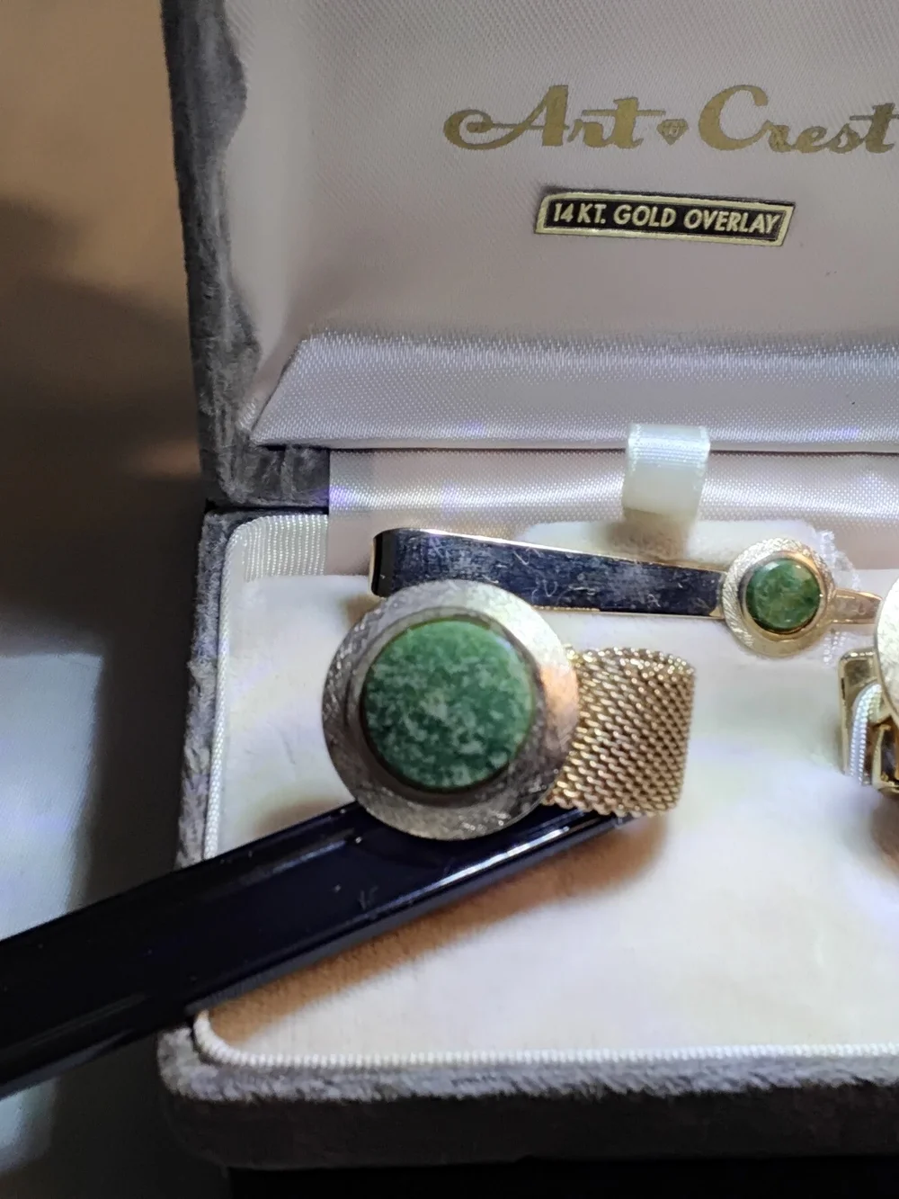 Art-Crest 14kt Gold Overlay Jade Stone Tie Clip and Mesh Cufflink Set